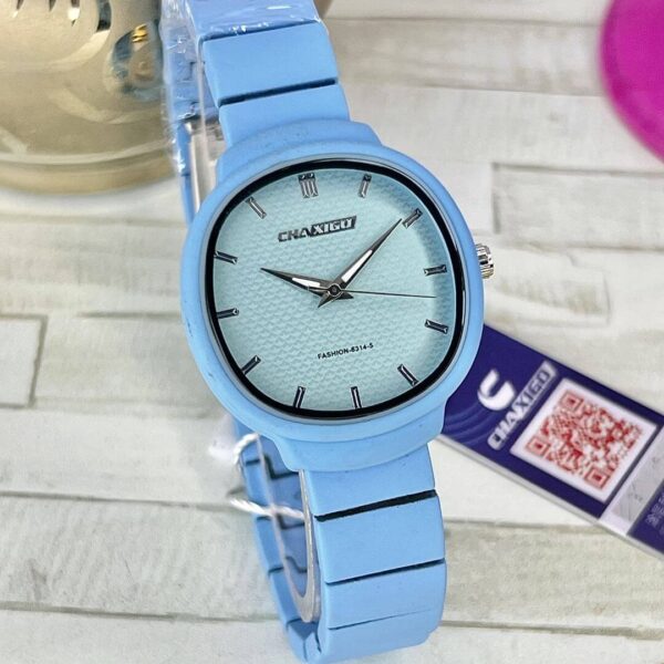 Women’s wristwatch with a mate chain finish