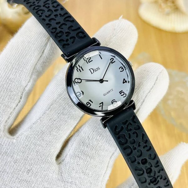 Stylish women's watch with rubber strap