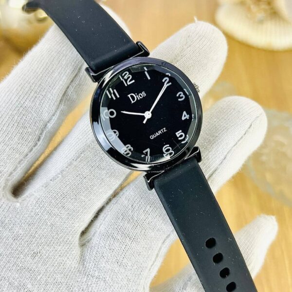 Stylish women's watch with rubber strap